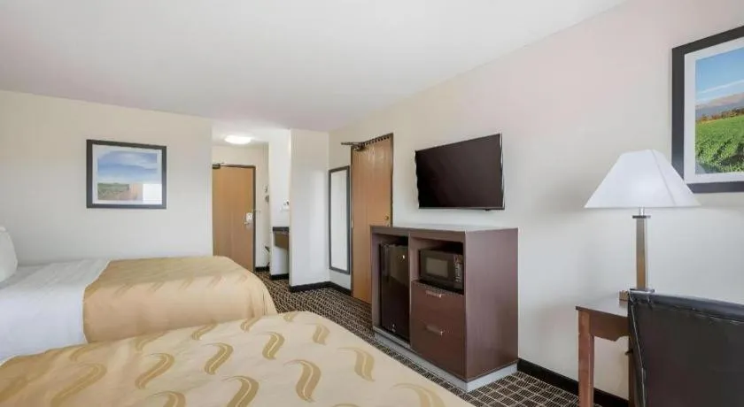 Bed in Quality Inn
