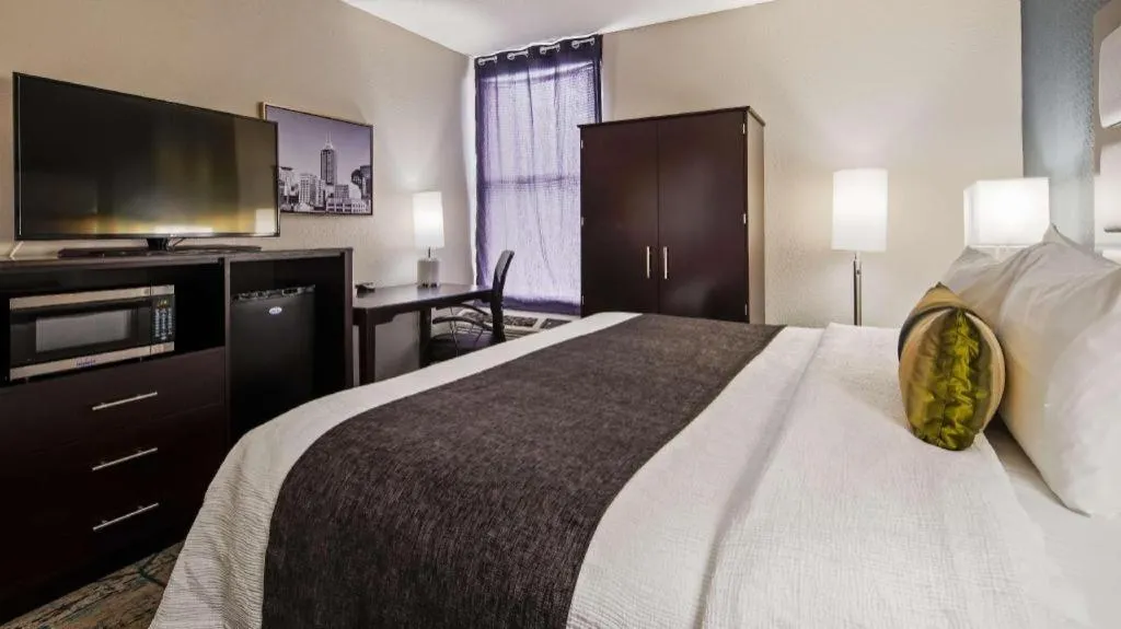 Bed in Best Western Plus Indianapolis NW Hotel