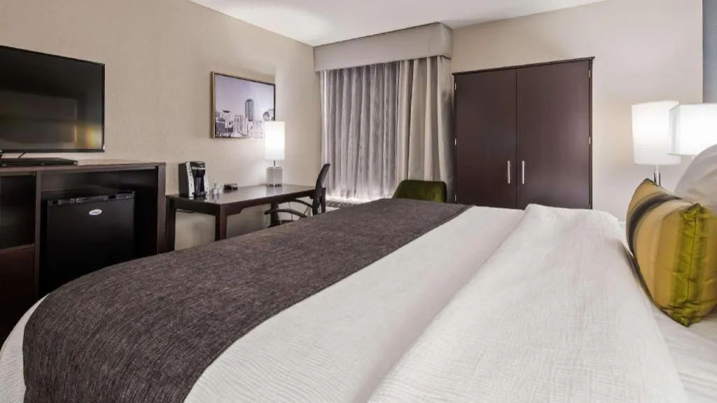 Bed in Best Western Plus Indianapolis NW Hotel