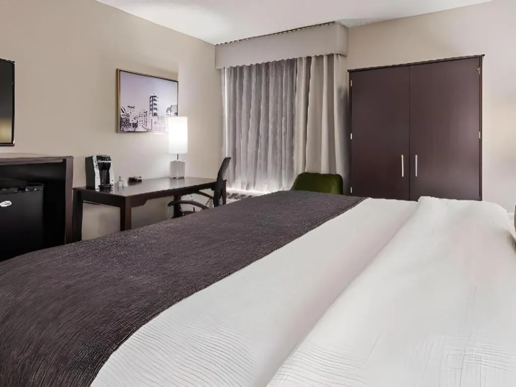 Bed in Best Western Plus Indianapolis NW Hotel