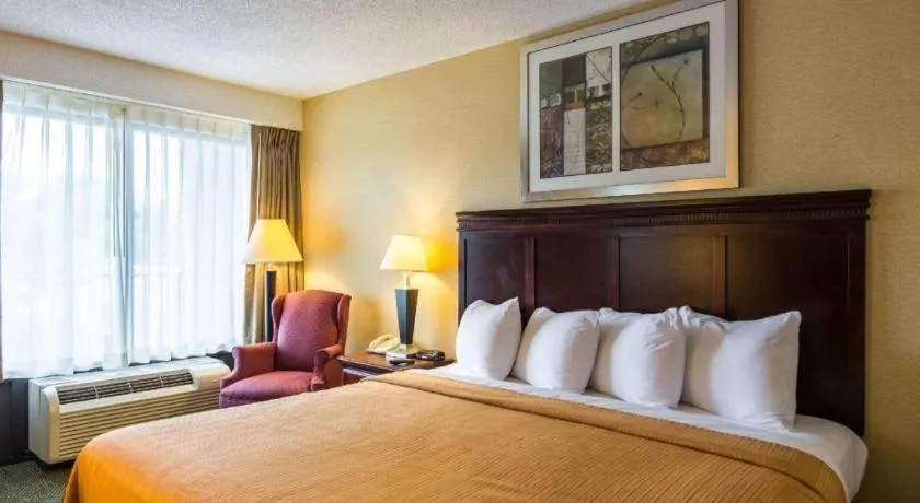 Bed in Quality Inn Manassas