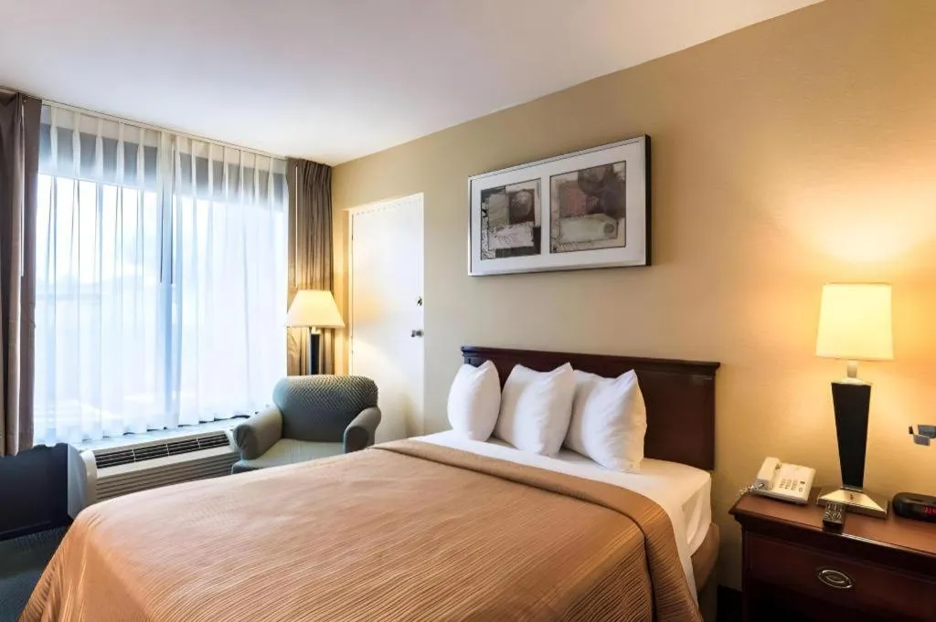 Bed in Quality Inn Manassas