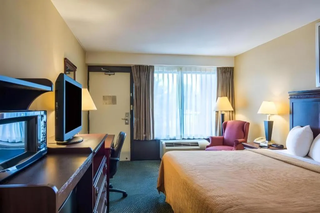 Bed in Quality Inn Manassas