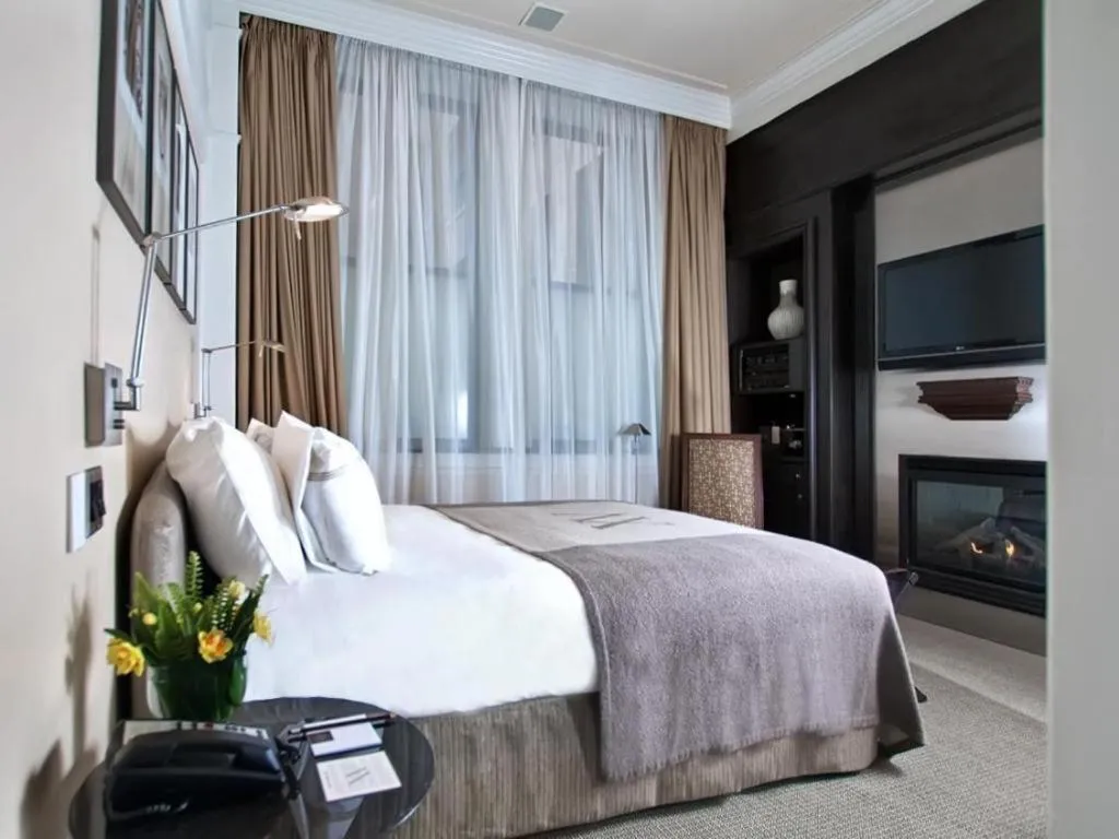 Bed in Fifteen Beacon Hotel