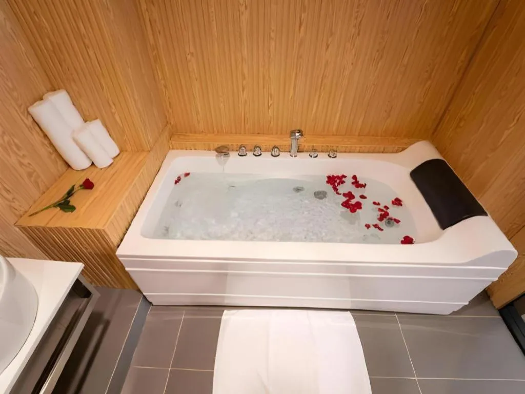 The White Hotel 8A Thai Van Lung