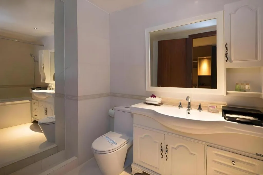 The White Hotel 8A Thai Van Lung