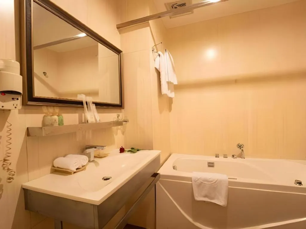 The White Hotel 8A Thai Van Lung