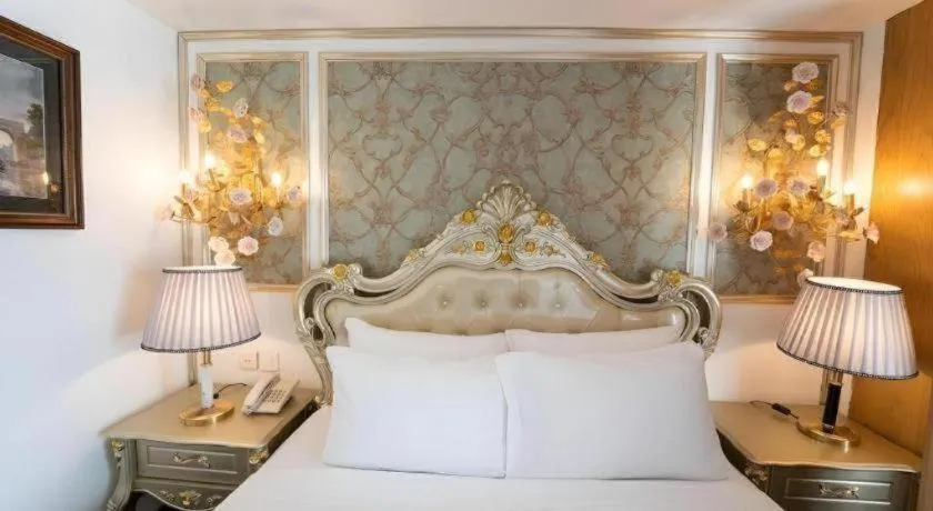 Bed in The White Hotel 8A Thai Van Lung