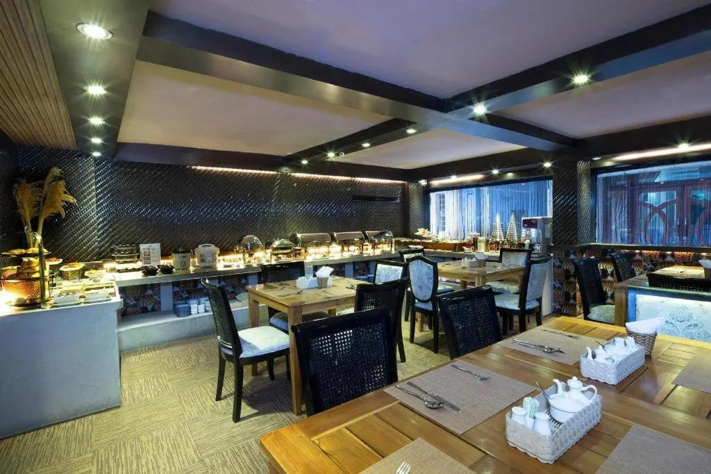 The White Hotel 8A Thai Van Lung