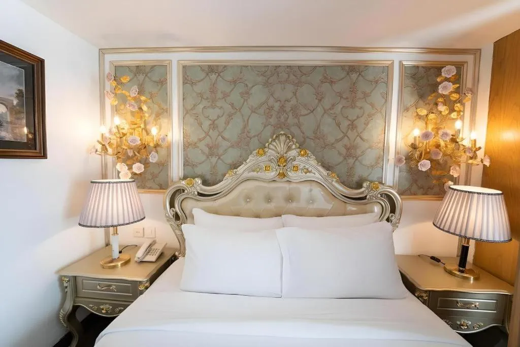 Bed in The White Hotel 8A Thai Van Lung