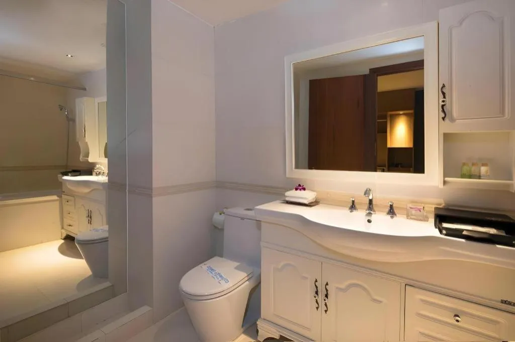 The White Hotel 8A Thai Van Lung