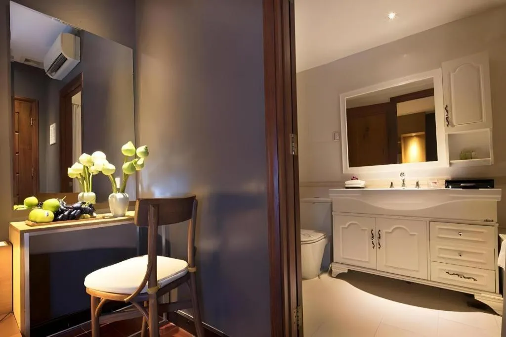 The White Hotel 8A Thai Van Lung