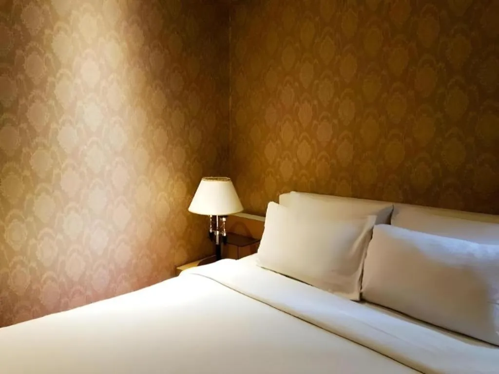 The White Hotel 8A Thai Van Lung