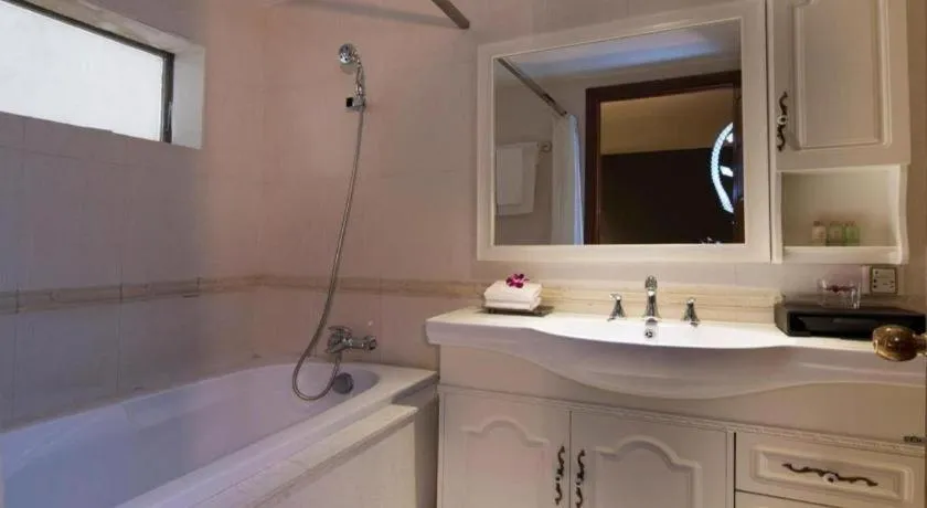 The White Hotel 8A Thai Van Lung