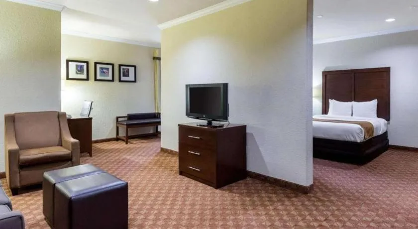 Bed in Comfort Suites near NASA - Clear Lake