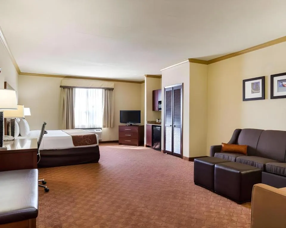 Bed in Comfort Suites near NASA - Clear Lake