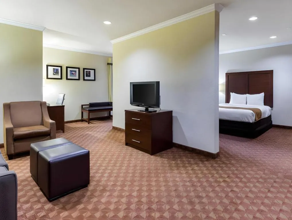 Bed in Comfort Suites near NASA - Clear Lake