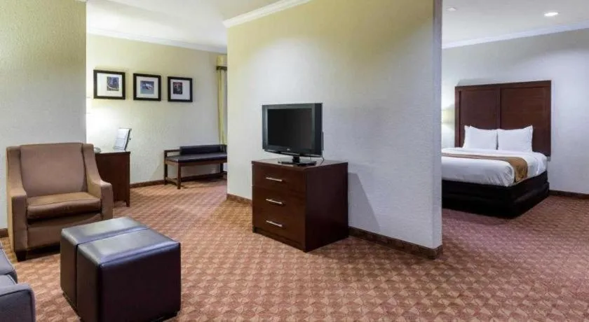 Bed in Comfort Suites near NASA - Clear Lake