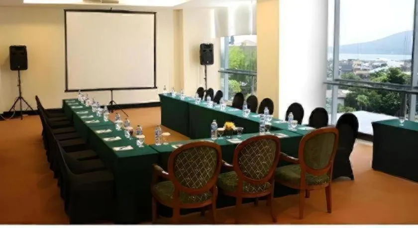 Sintesa Peninsula Hotel