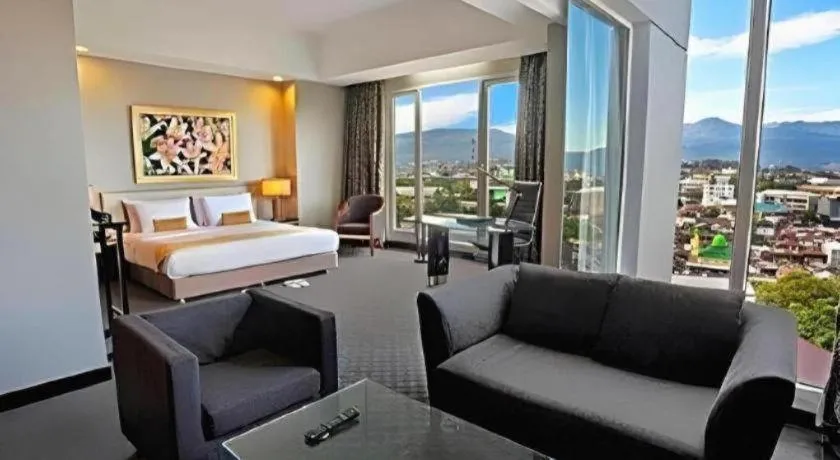 Sintesa Peninsula Hotel