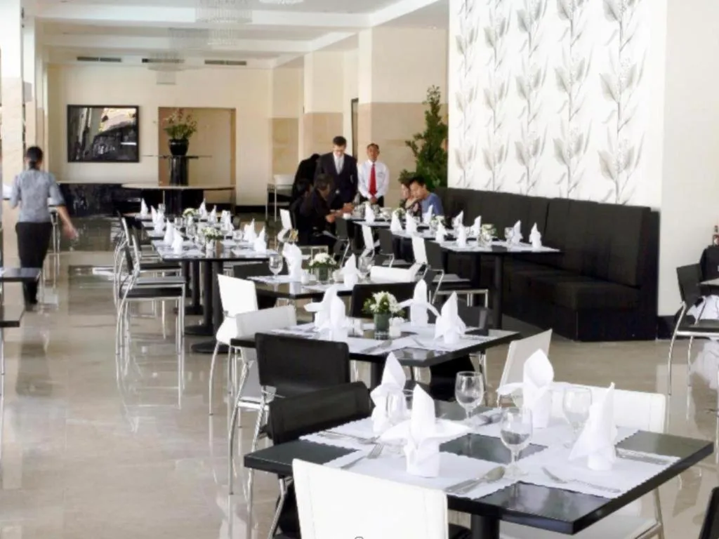 Sintesa Peninsula Hotel