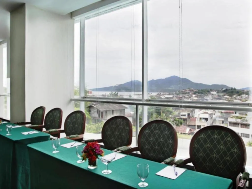 Sintesa Peninsula Hotel