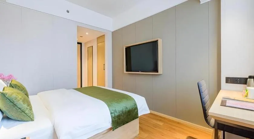 Bed in GreenTree Inn Shanghai Jingan Railway Station Xinzha Road Business Hotel