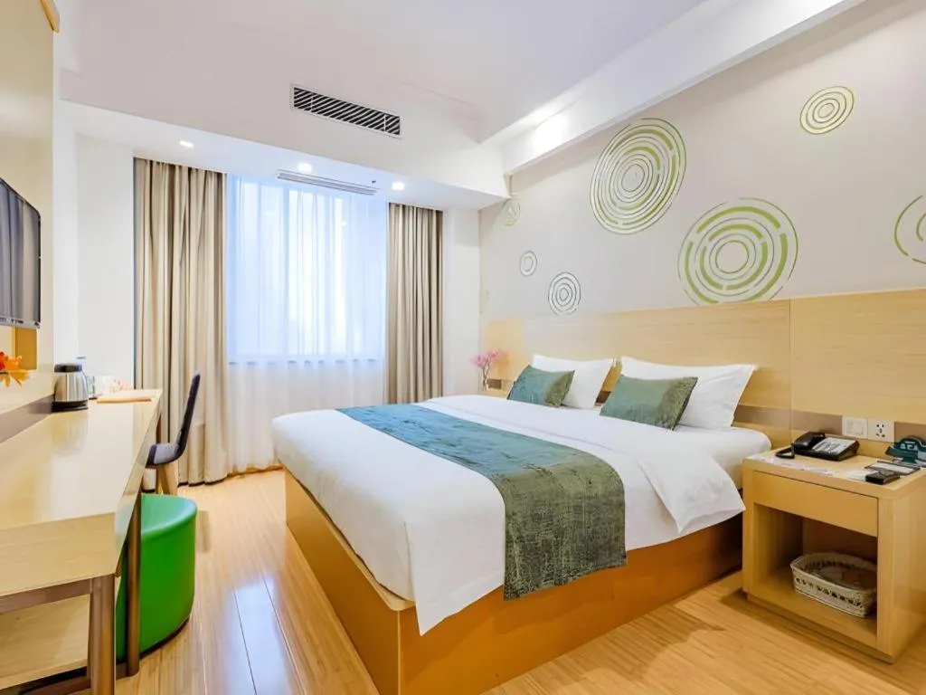 Bed in GreenTree Inn Shanghai Jingan Railway Station Xinzha Road Business Hotel