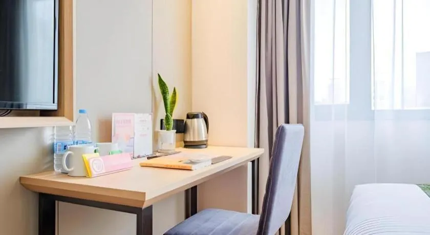 Bed in GreenTree Inn Shanghai Jingan Railway Station Xinzha Road Business Hotel