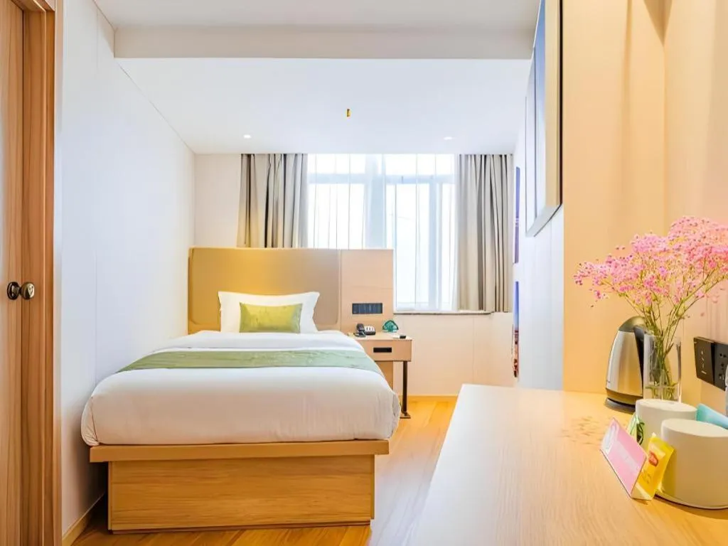 Bed in GreenTree Inn Shanghai Jingan Railway Station Xinzha Road Business Hotel