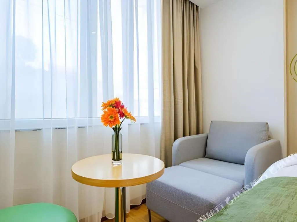 Bed in GreenTree Inn Shanghai Jingan Railway Station Xinzha Road Business Hotel