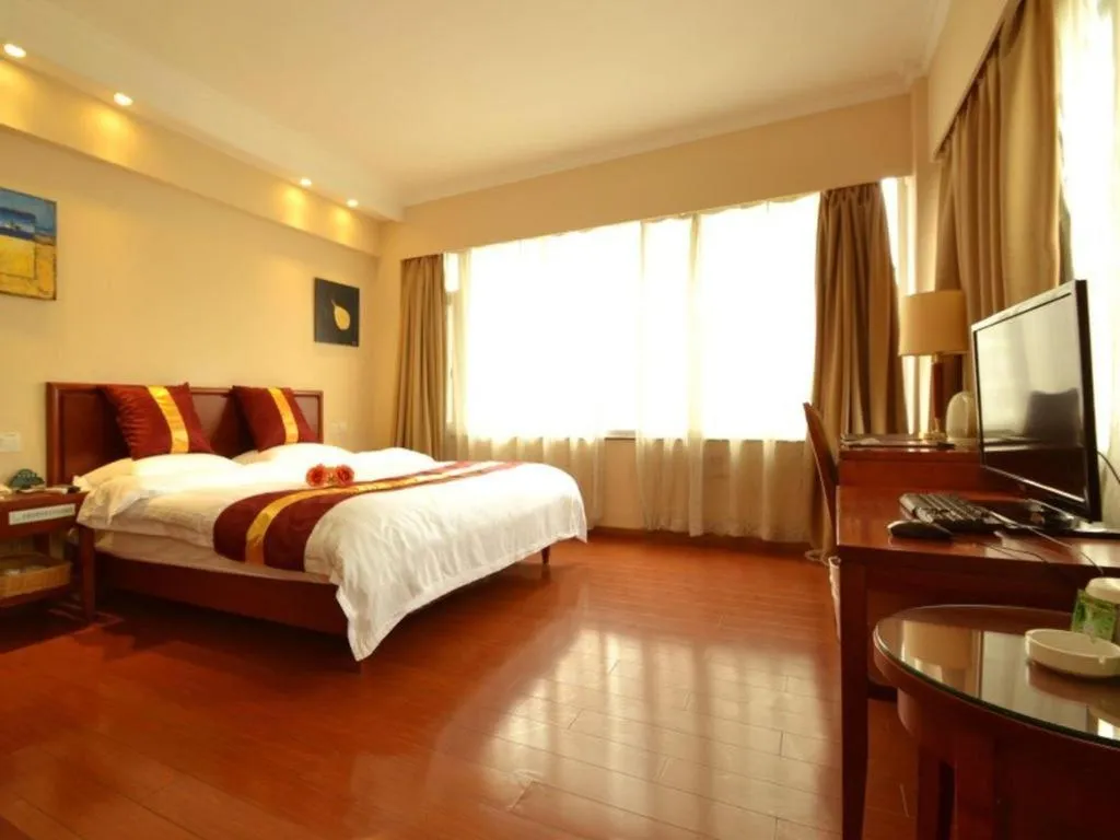 Bed in GreenTree Inn Shanghai Jingan Railway Station Xinzha Road Business Hotel