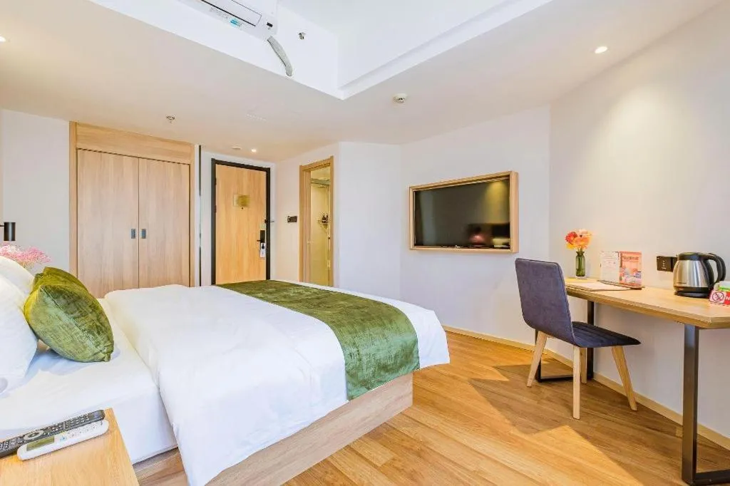 Bed in GreenTree Inn Shanghai Jingan Railway Station Xinzha Road Business Hotel