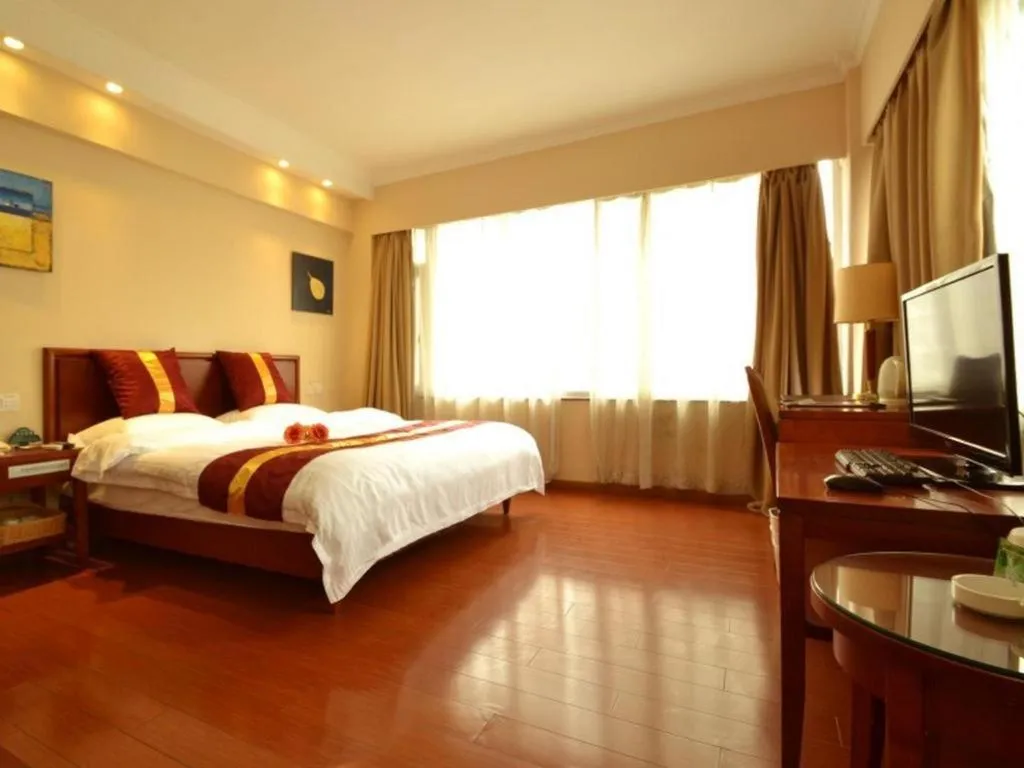 Bed in GreenTree Inn Shanghai Jingan Railway Station Xinzha Road Business Hotel