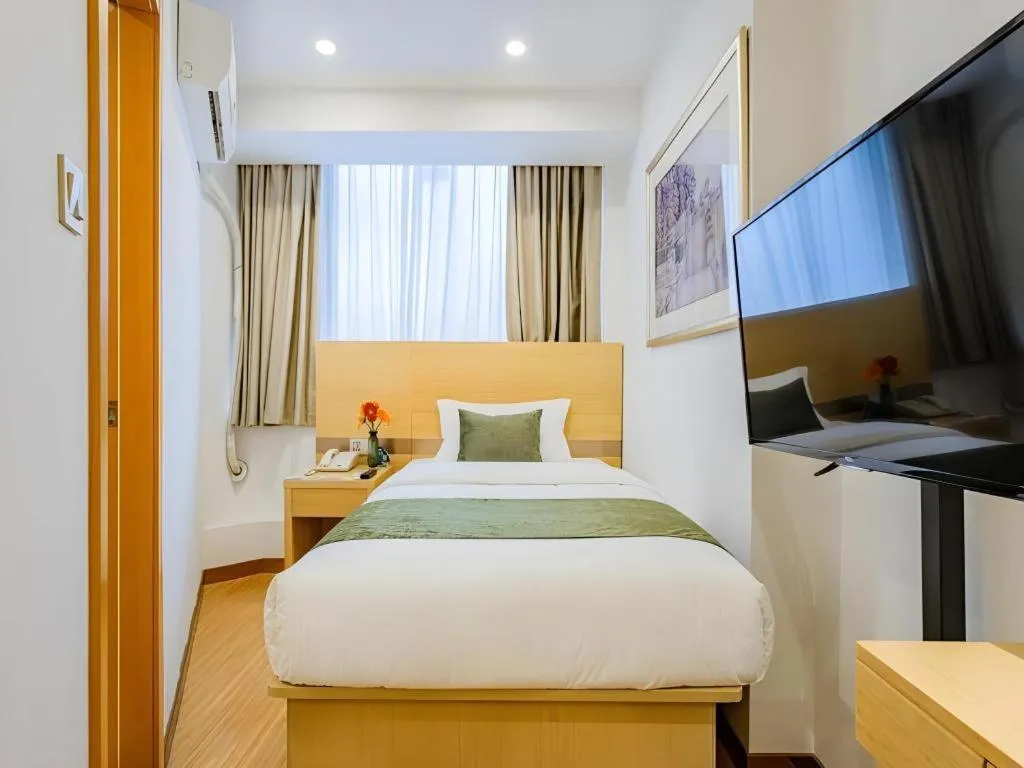 Bed in GreenTree Inn Shanghai Jingan Railway Station Xinzha Road Business Hotel