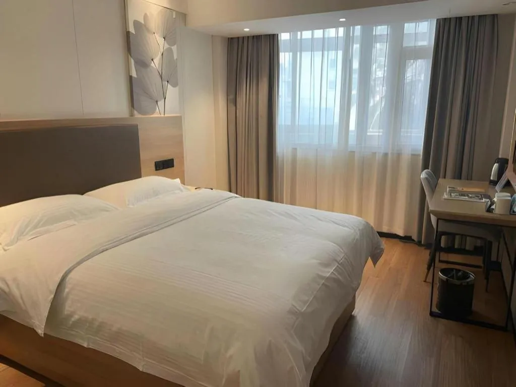 Bed in GreenTree Inn Shanghai Jingan Railway Station Xinzha Road Business Hotel