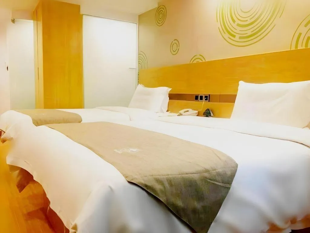 Bed in GreenTree Inn Shanghai Jingan Railway Station Xinzha Road Business Hotel
