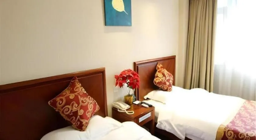 Bed in GreenTree Inn Shanghai Jingan Railway Station Xinzha Road Business Hotel