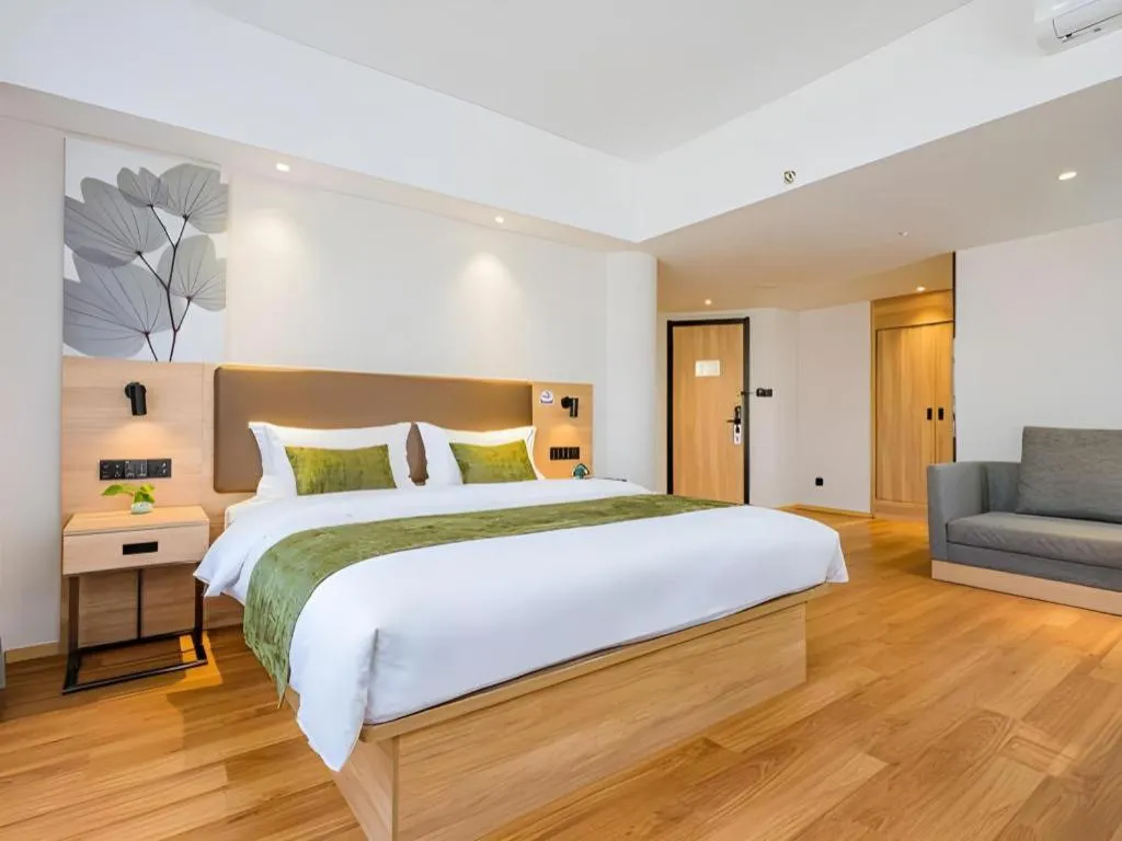 Bed in GreenTree Inn Shanghai Jingan Railway Station Xinzha Road Business Hotel