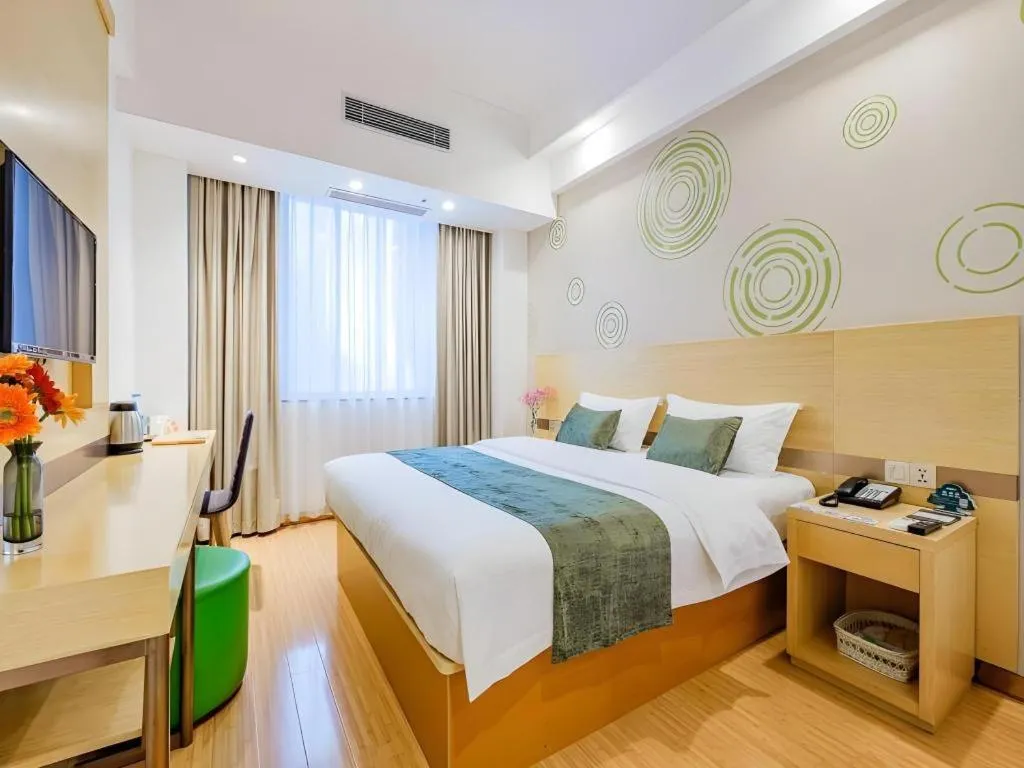 Bed in GreenTree Inn Shanghai Jingan Railway Station Xinzha Road Business Hotel