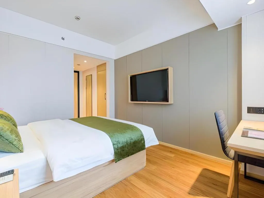 Bed in GreenTree Inn Shanghai Jingan Railway Station Xinzha Road Business Hotel