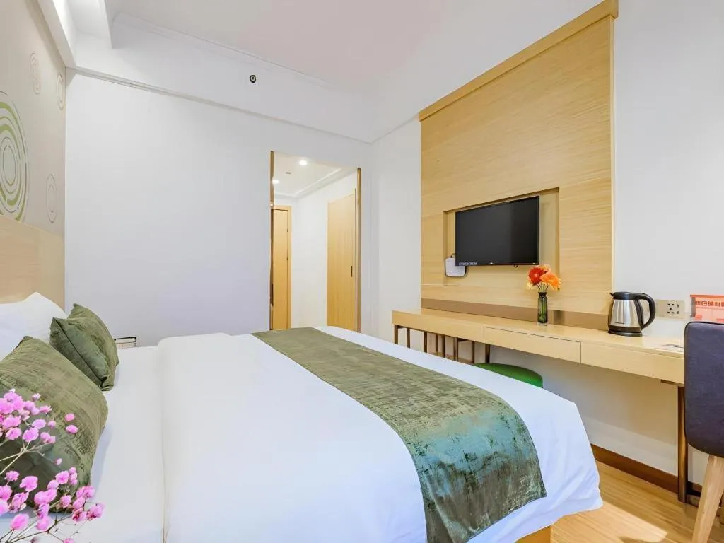 Bed in GreenTree Inn Shanghai Jingan Railway Station Xinzha Road Business Hotel