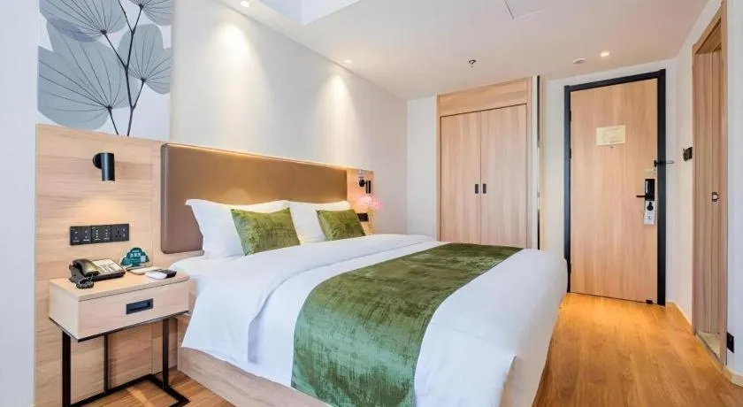 Bed in GreenTree Inn Shanghai Jingan Railway Station Xinzha Road Business Hotel