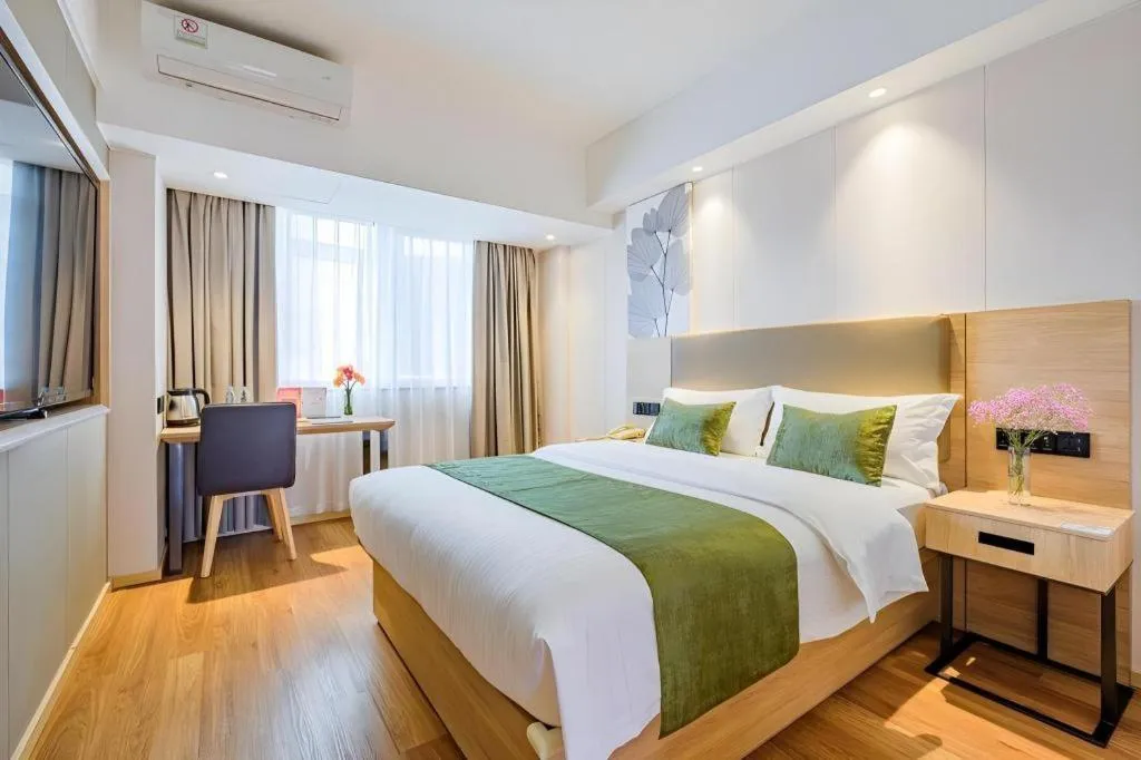 Bed in GreenTree Inn Shanghai Jingan Railway Station Xinzha Road Business Hotel