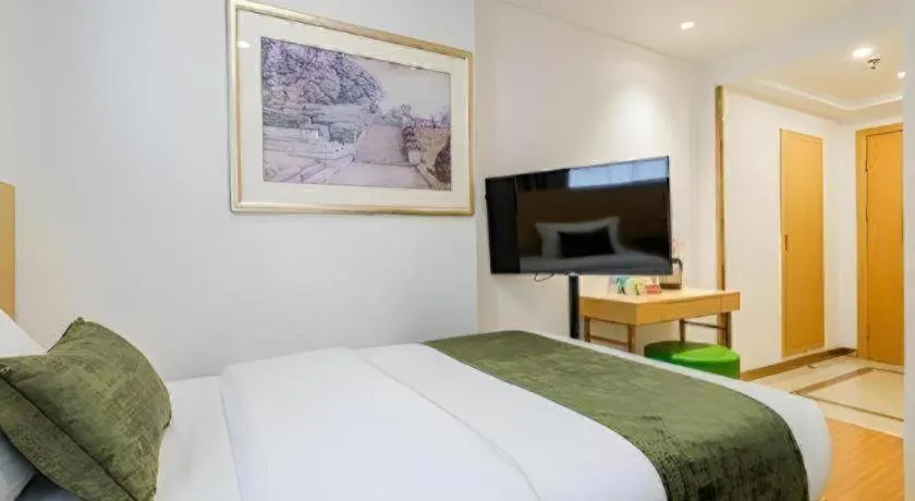 Bed in GreenTree Inn Shanghai Jingan Railway Station Xinzha Road Business Hotel