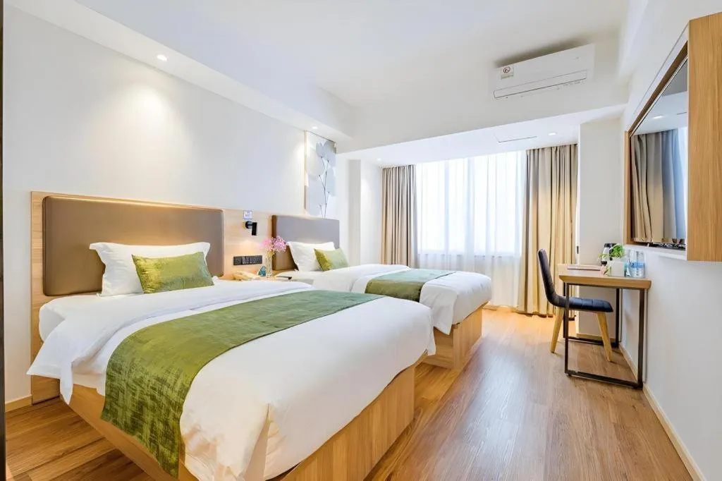 Bed in GreenTree Inn Shanghai Jingan Railway Station Xinzha Road Business Hotel