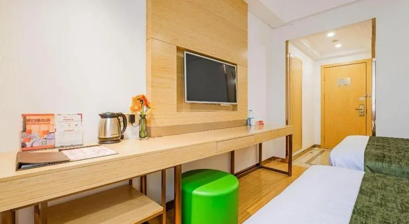 Bed in GreenTree Inn Shanghai Jingan Railway Station Xinzha Road Business Hotel