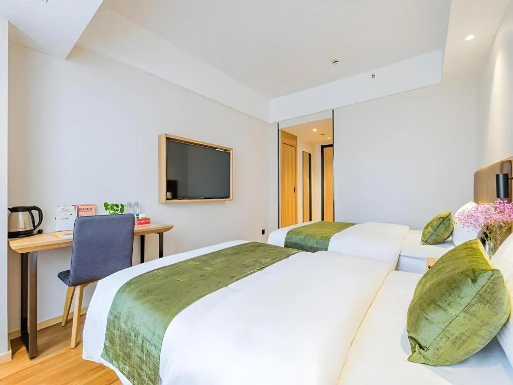 Bed in GreenTree Inn Shanghai Jingan Railway Station Xinzha Road Business Hotel