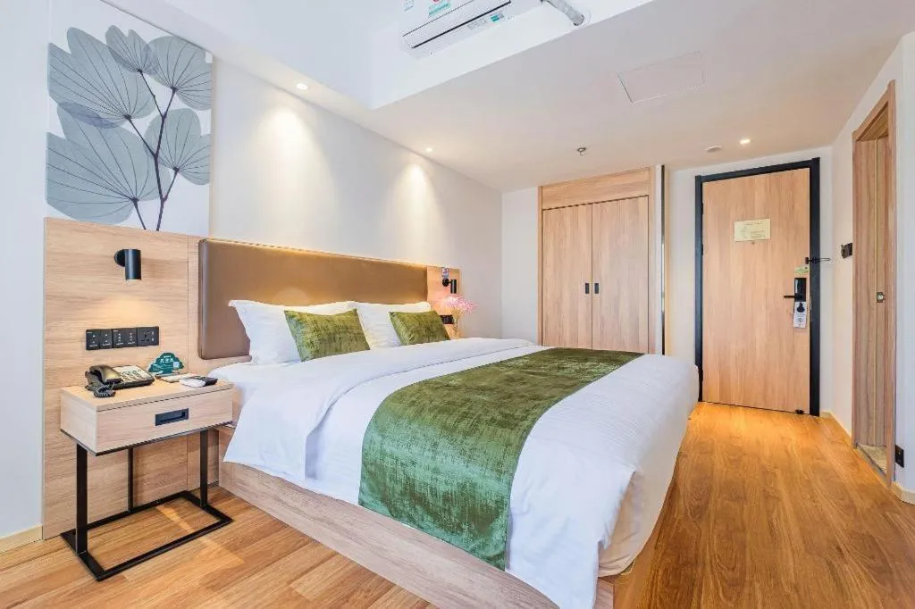 Bed in GreenTree Inn Shanghai Jingan Railway Station Xinzha Road Business Hotel