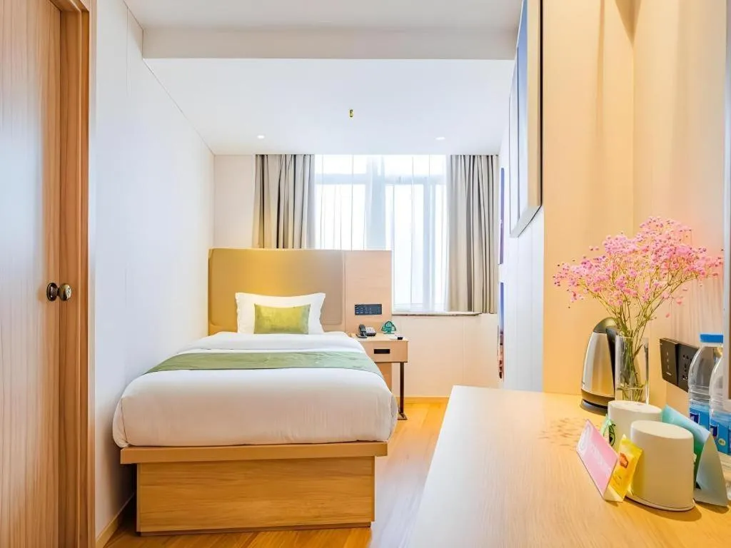 Bed in GreenTree Inn Shanghai Jingan Railway Station Xinzha Road Business Hotel